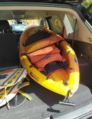 Kayak naranja y amarillo con remo