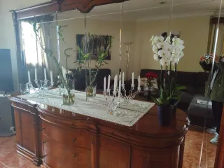 Mueble de salón clásico madera y cristal