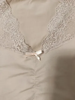 Camiseta interior encaje beige