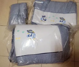 Colcha de cuna a cuadros con patitos