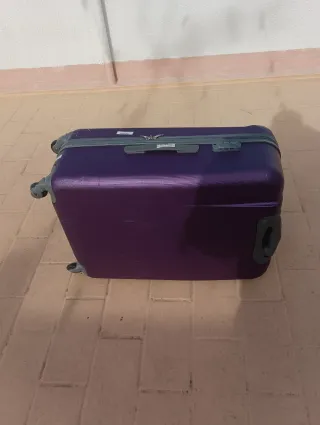 Maleta morada de viaje