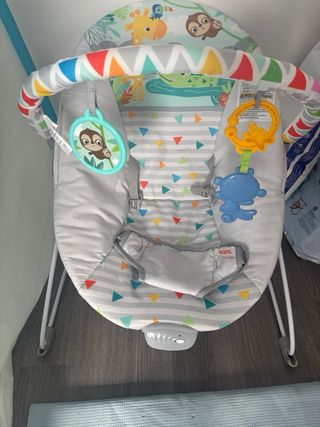 Hamaca para bebé con juguetes y vibración