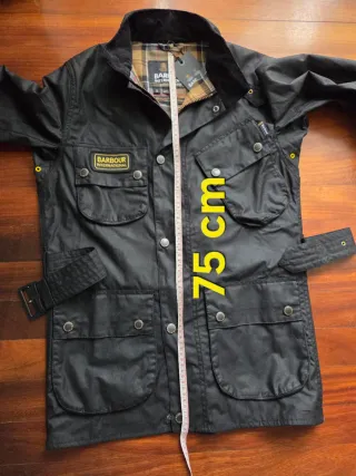 Chaqueta Barbour International Slim Negra