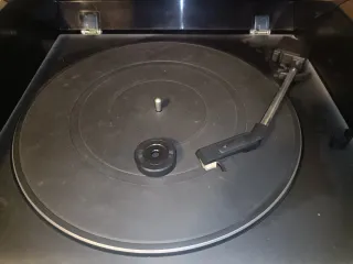 Minicadena Aiwa Negra con mueble.