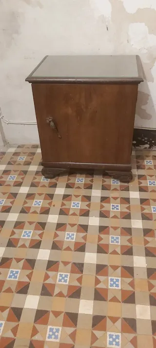 Mueble antiguo de madera con cristal