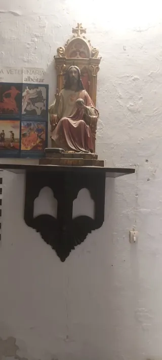 Mueble antiguo de madera con cristal