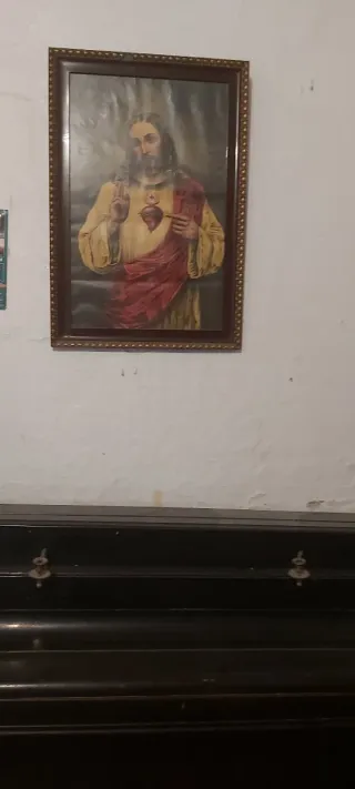 Mueble antiguo de madera con cristal