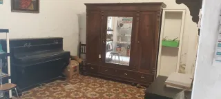 Mueble antiguo de madera con cristal