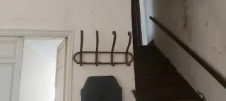 Mueble antiguo de madera con cristal