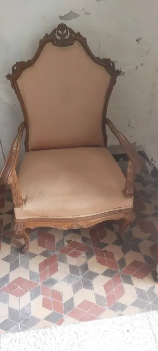 Mueble antiguo de madera con cristal