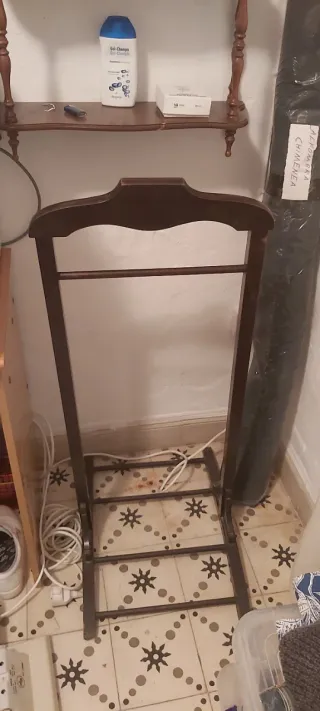 Mueble antiguo de madera con cristal