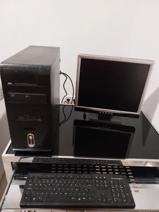 PC, Monitor y Teclado para hacer revisar o piezas