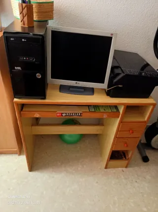 Mesa de ordenador de madera.