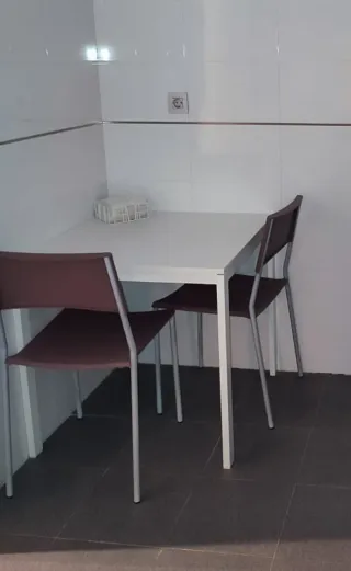 Mesa de cocina blanca y 4 sillas