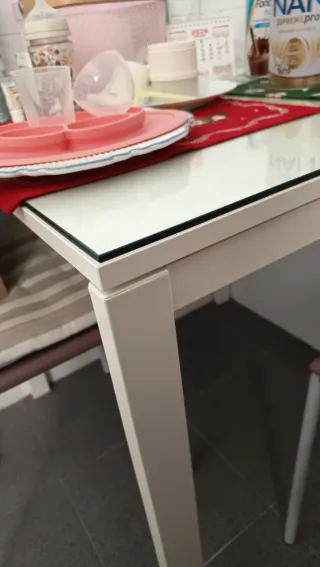 Mesa de cocina blanca y 4 sillas