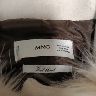 Abrigo beige con capucha de pelo