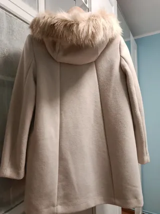 Abrigo beige con capucha de pelo