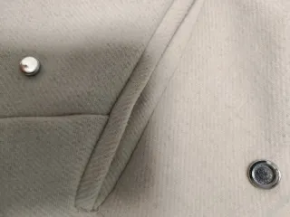 Abrigo beige con capucha de pelo