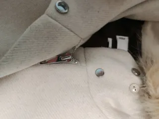 Abrigo beige con capucha de pelo