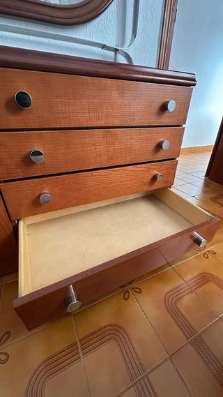 Cómoda de madera con espejo ovalado