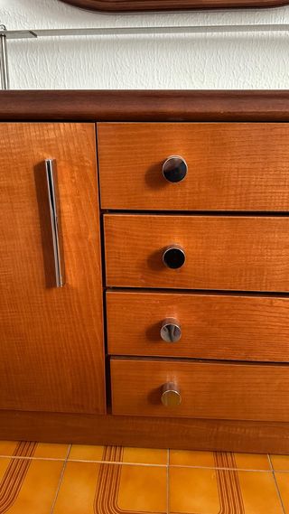 Cómoda de madera con espejo ovalado