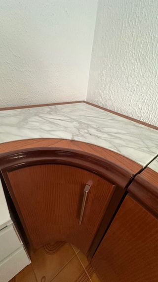 Cómoda de madera con espejo ovalado