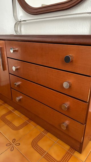 Cómoda de madera con espejo ovalado