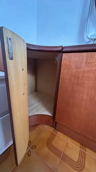Cómoda de madera con espejo ovalado