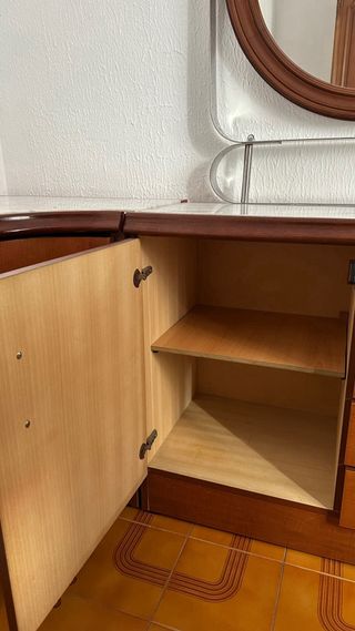 Cómoda de madera con espejo ovalado