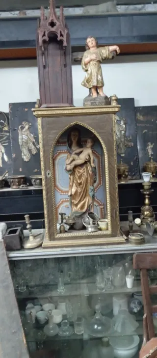 Antigüedades varias de muchos siglos atrás.