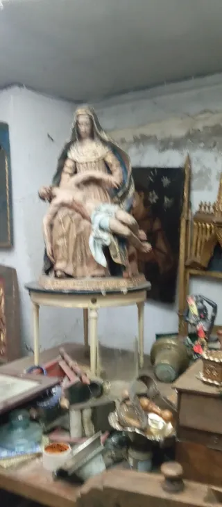Antigüedades varias de muchos siglos atrás.