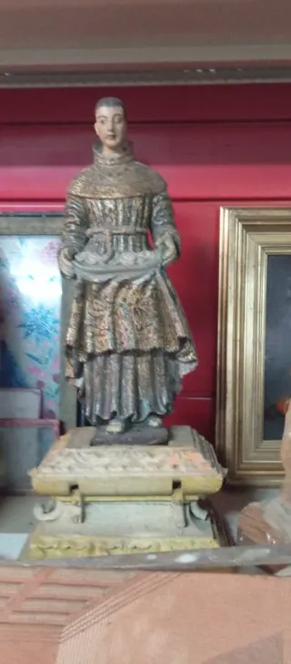 Antigüedades varias de muchos siglos atrás.