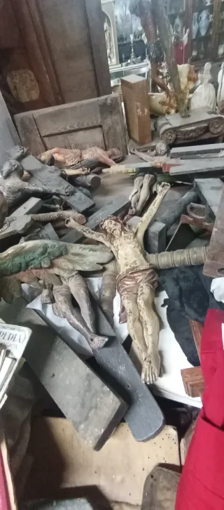 Antigüedades varias de muchos siglos atrás.
