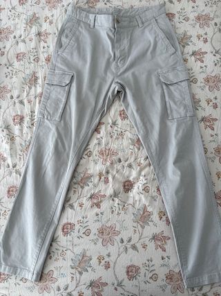 Pantalón cargo Zara gris hombre