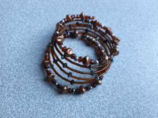 Pulseira de contas em espiral