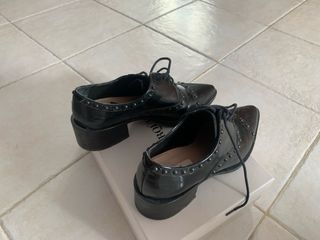 Zapatos negros de tacón con cordones