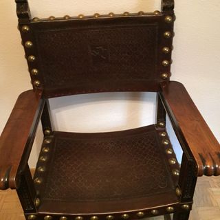 Mesa escritorio y sillón cuero repujado