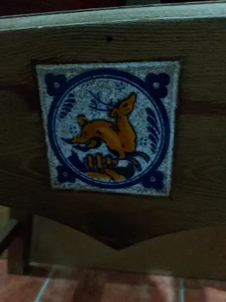 Cantarera de madera con dos cántaros de barro