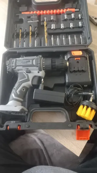 Taladro a batería con accesorios