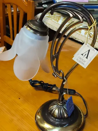 Lámpara de mesa artesanal dorada