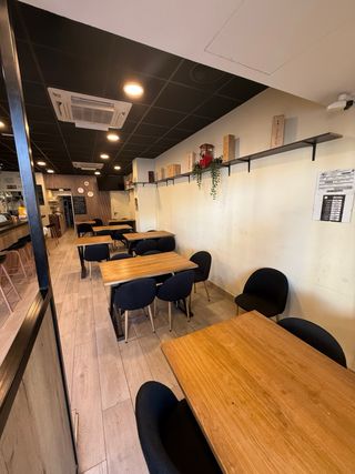 Mesa de comedor y sillas de bar