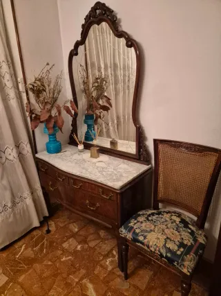 Cómoda de dormitorio con mármol y madera