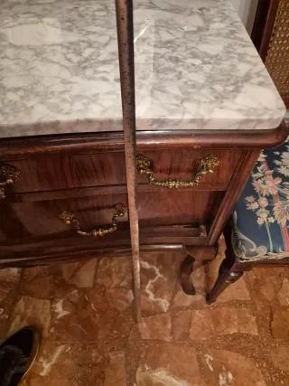 Cómoda de dormitorio con mármol y madera