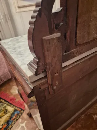 Cómoda de dormitorio con mármol y madera