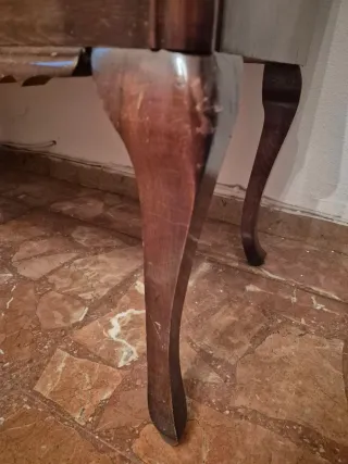 Cómoda de dormitorio con mármol y madera