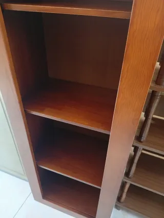 Estantería de madera marrón