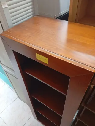 Estantería de madera marrón