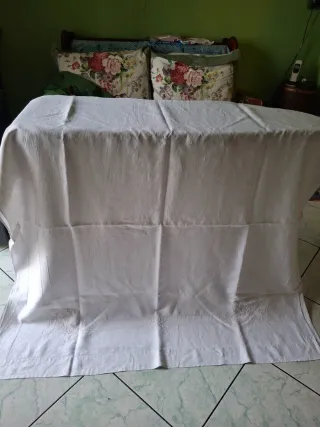 Tendone lino ricamato a mano