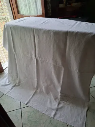 Tendone lino ricamato a mano