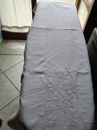 Tendone lino ricamato a mano